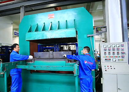 8、模壓機(jī).jpg